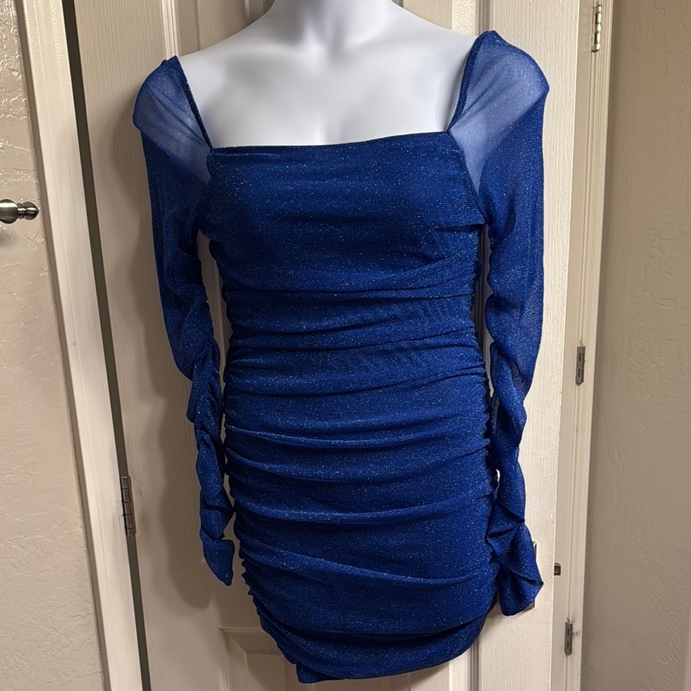 Elegant Blue Long-Sleeve Dress